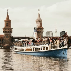 Kaiser Friedrich ship in front of the Oberbaumbrücke, ship is full, continues eastwards