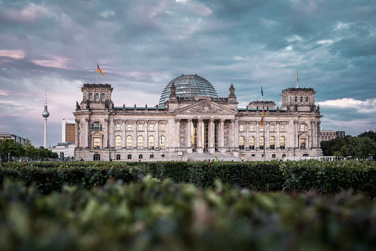 Blick auf den Reichstag in Abendstimmung, Fernsehturm links am Rand