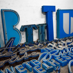 Buchstabenmuseum Blick in das Buchstabenmuseum. Verschiedene Neonbuchstaben in der Farbe Blau liegen auf dem Boden oder stehen an der Wand.