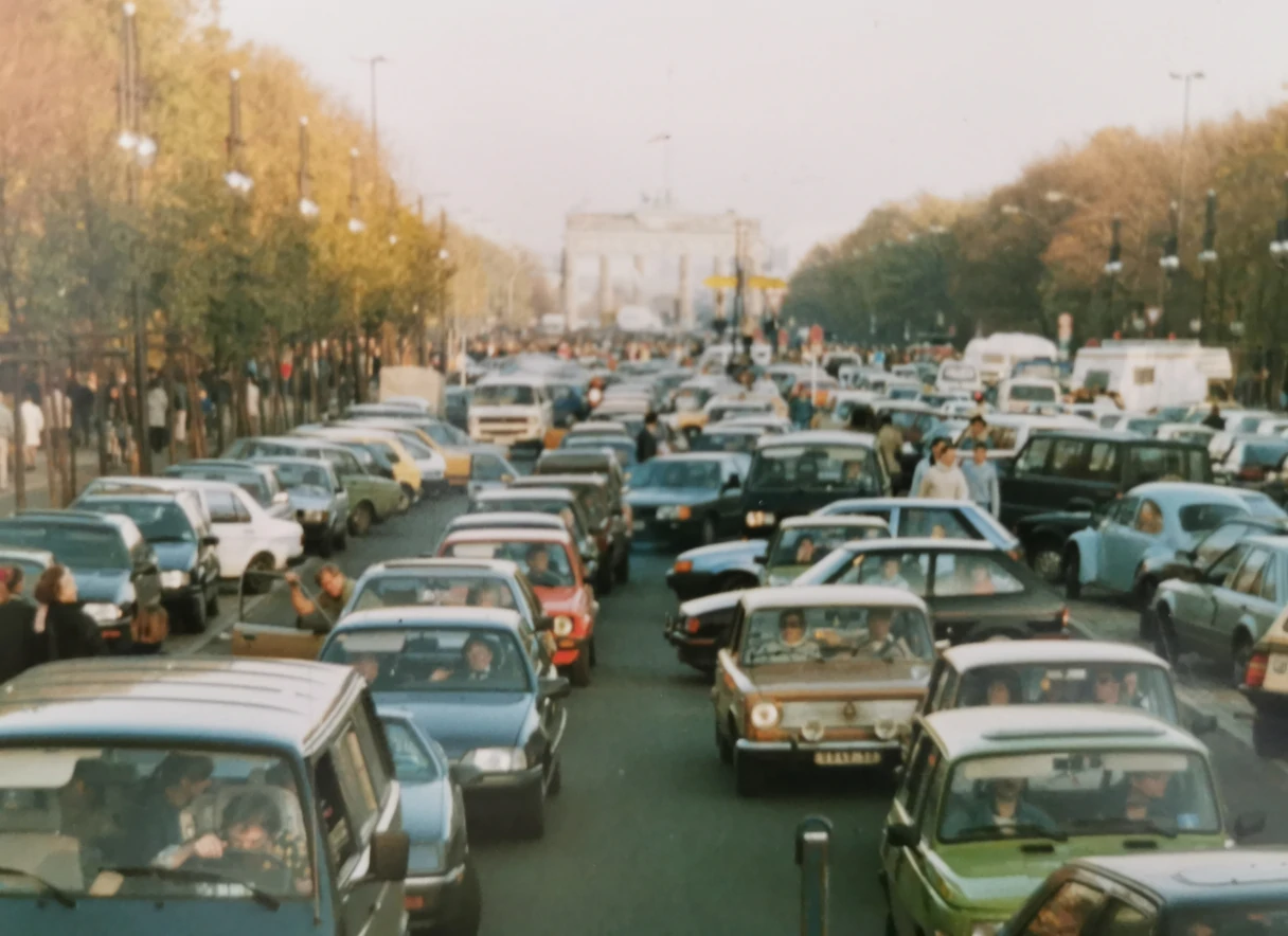 Analog picture. View of June 17 in the direction of the Brandenburg Gate in November 1989. The street is completely full of cars from the East wanting to drive to the West.