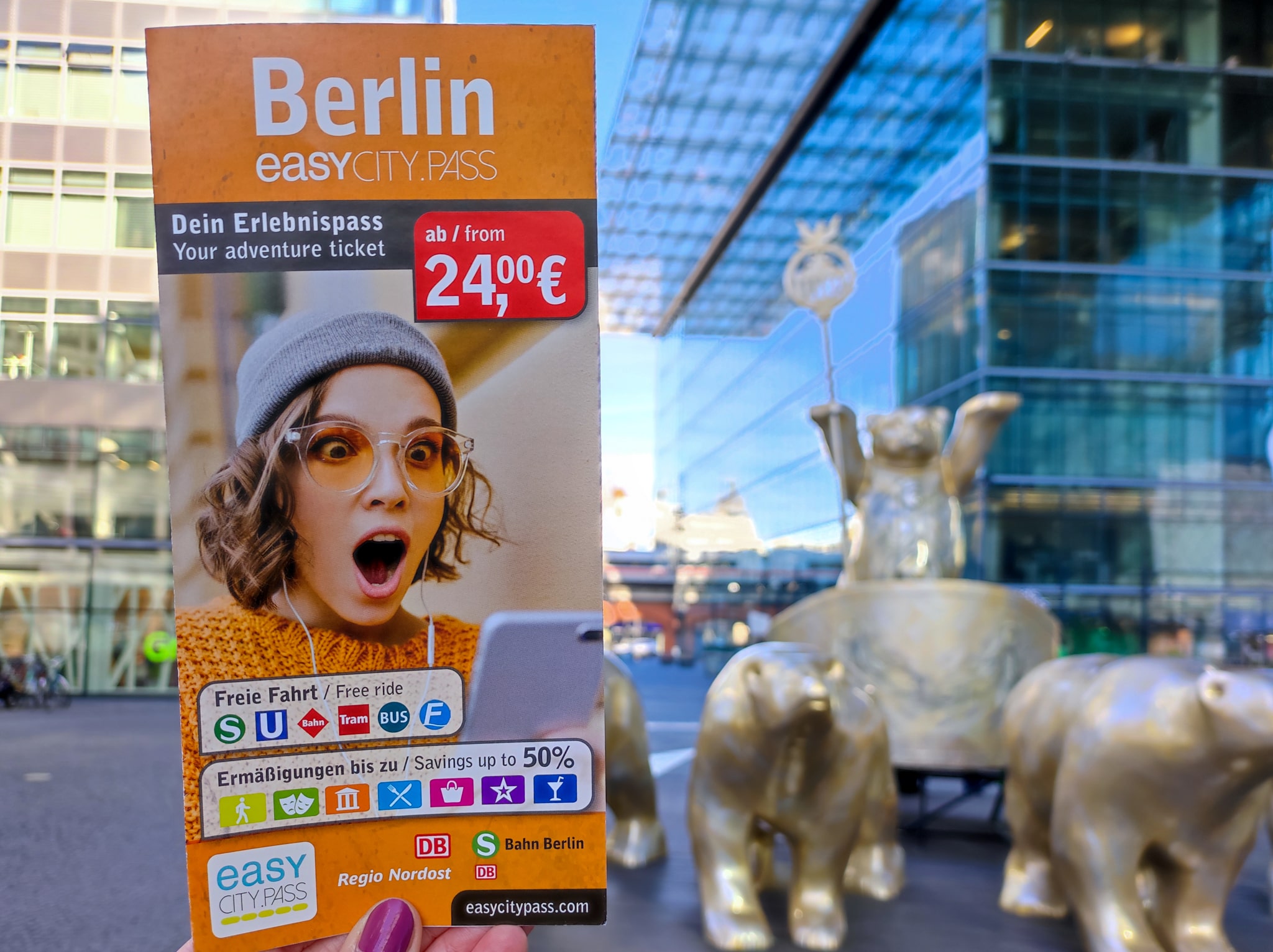 EasyCityPass Berlin Flyer mit Buddy Bären Quadriga im Hintergrund