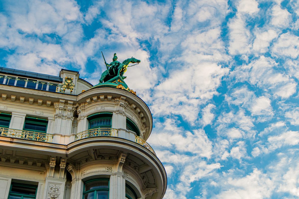 Haus mit Statue und Himmel