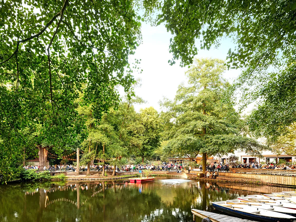 Blick über den See am Cafe im Tiergarten Berlin, Ruderboot, Biergarten, Besucher, grüne Bäume