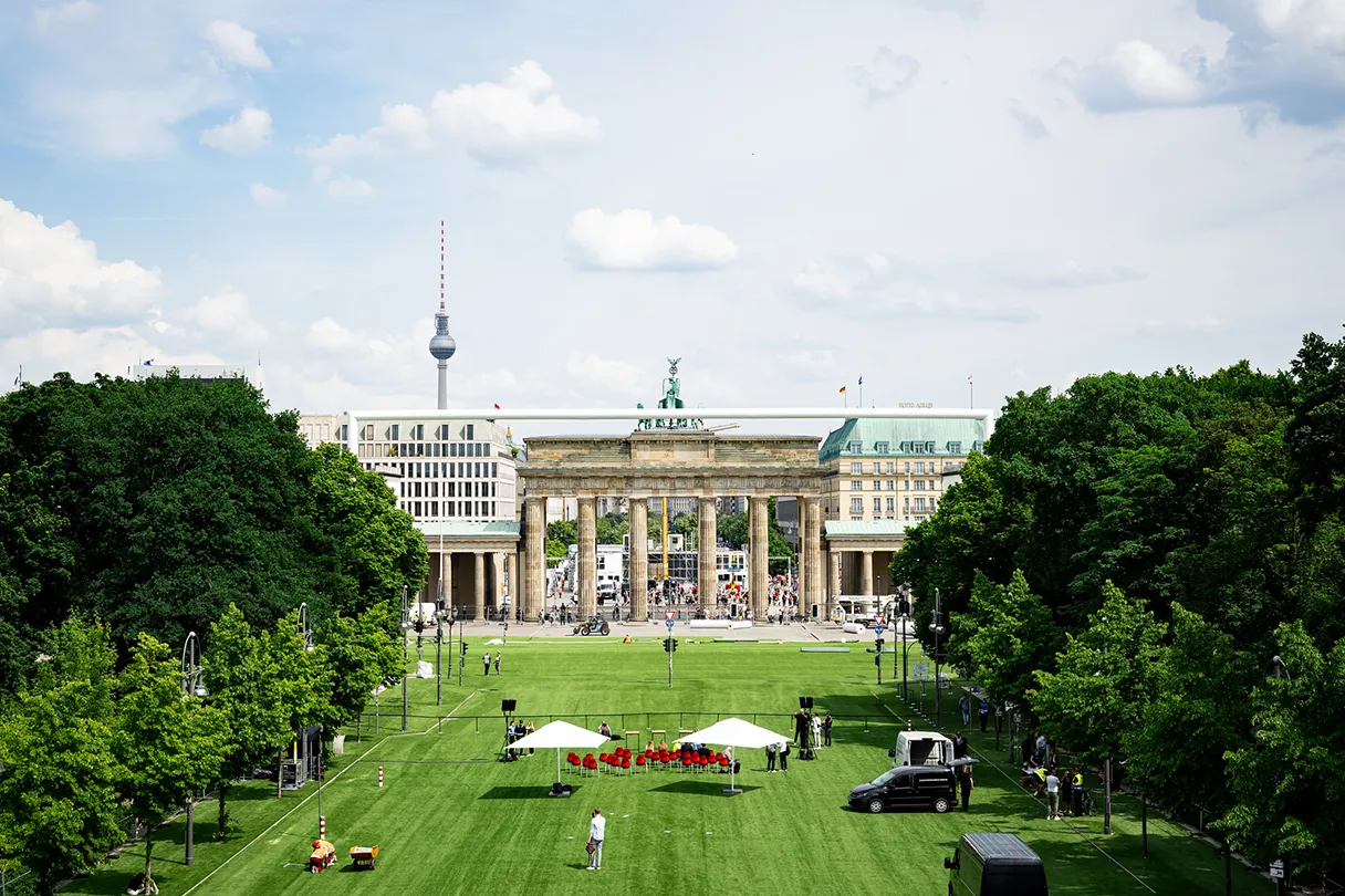 Brandenburger Tor, Fußball Europameisterschaft 2024, grüner Rollrasen auf der Straße, Fernsehturm im Hintergrund