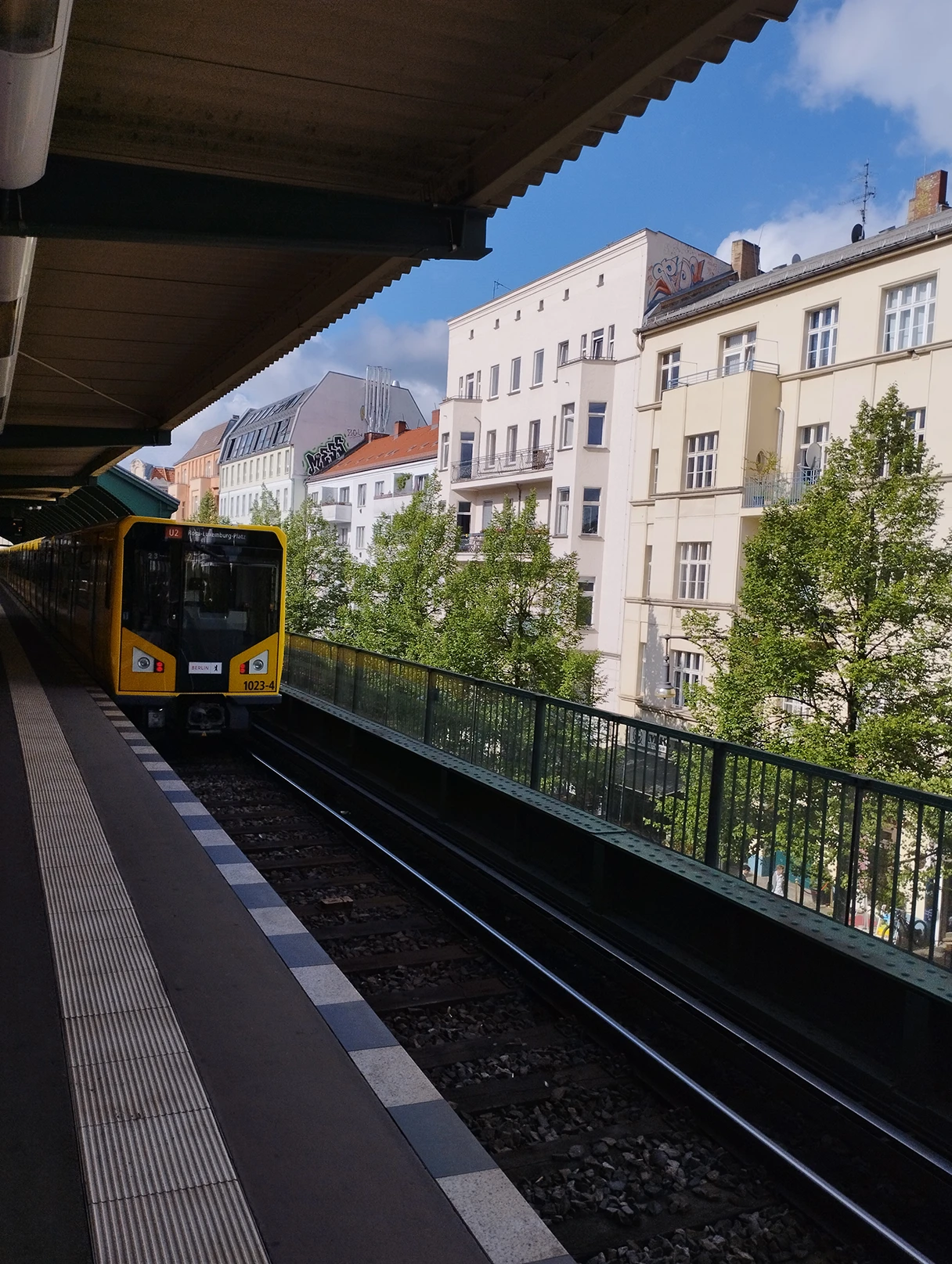 Schönhauser Allee, U-Bahn fährt los