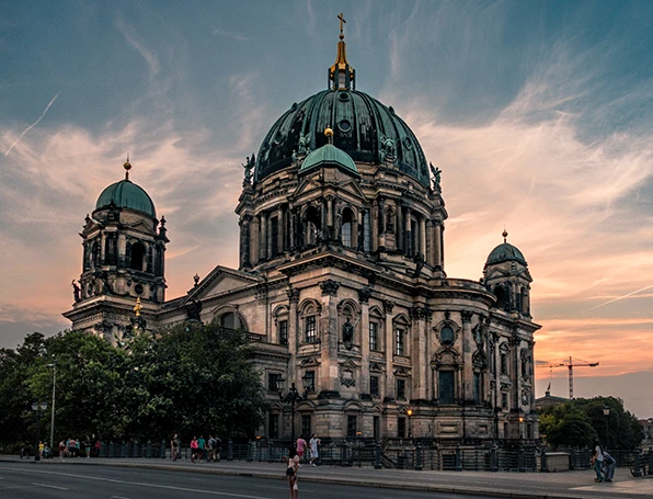 Blick auf den Berliner Dom im Sonnenuntergang