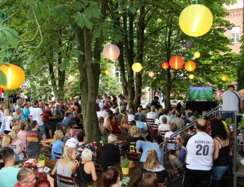 freiheit fünfzehn, Berlin Köpenick, full beer garden, colorful lanterns, people with soccer jerseys