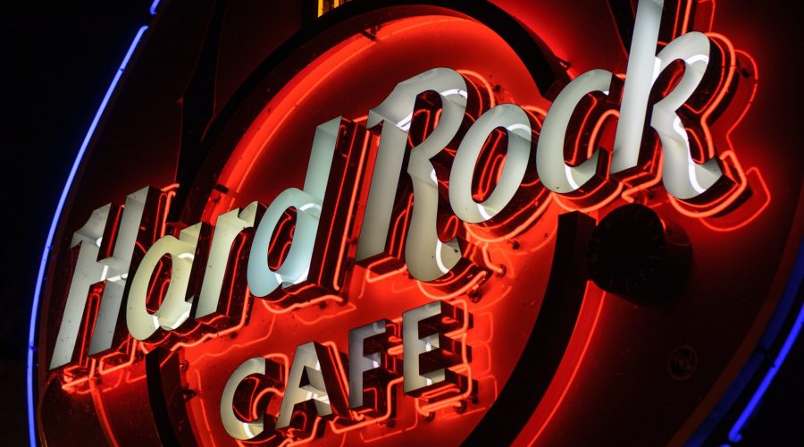 Hard Rock Cafe Logo, leuchtend in der Nacht