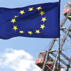 Europaflagge im Vordergrund, im Hintergrund ist das Wiener Riesenrad zu sehen