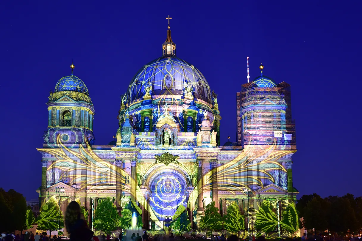 Festival of Lights Berlin, Berliner Dom, angeleuchtet mit verschiedenen Bildern, die auf den Dom projiziert werden