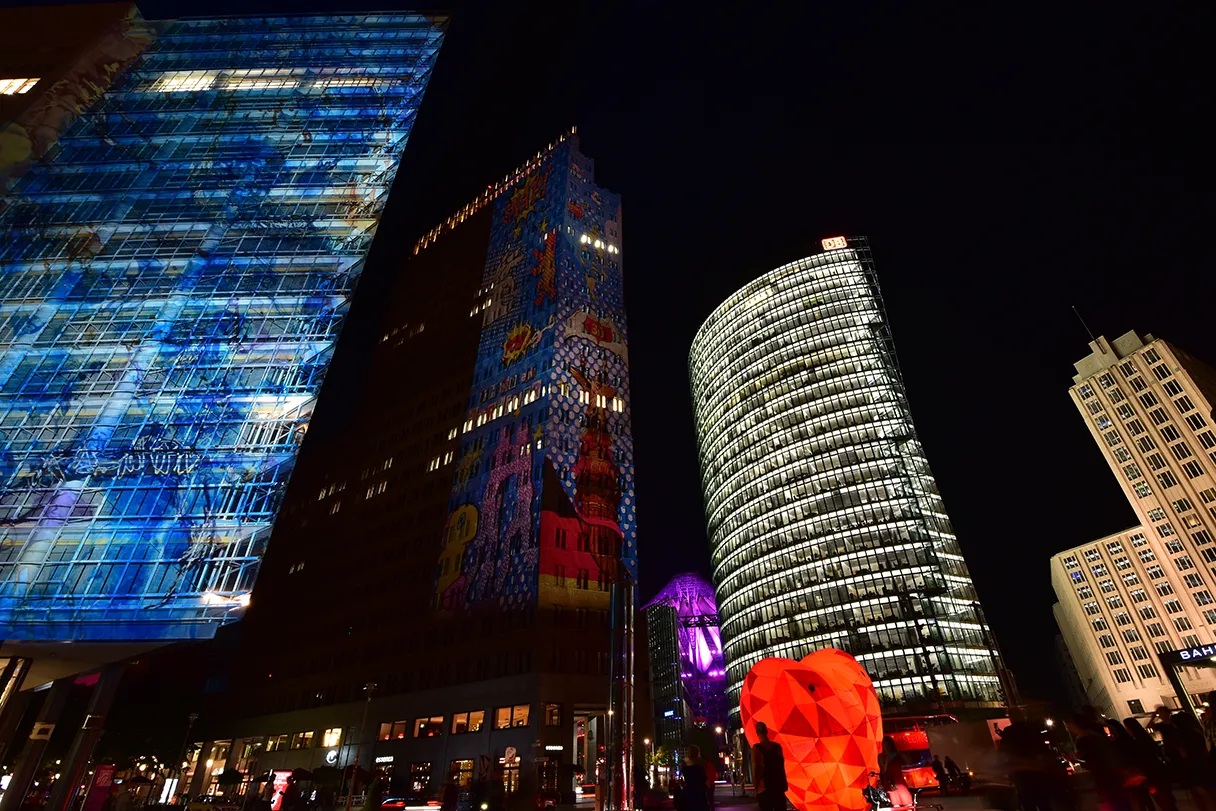 Festival of Lights Berlin, Potsdamer Platz, vier Hochhäuser sind bunt angeleuchtet