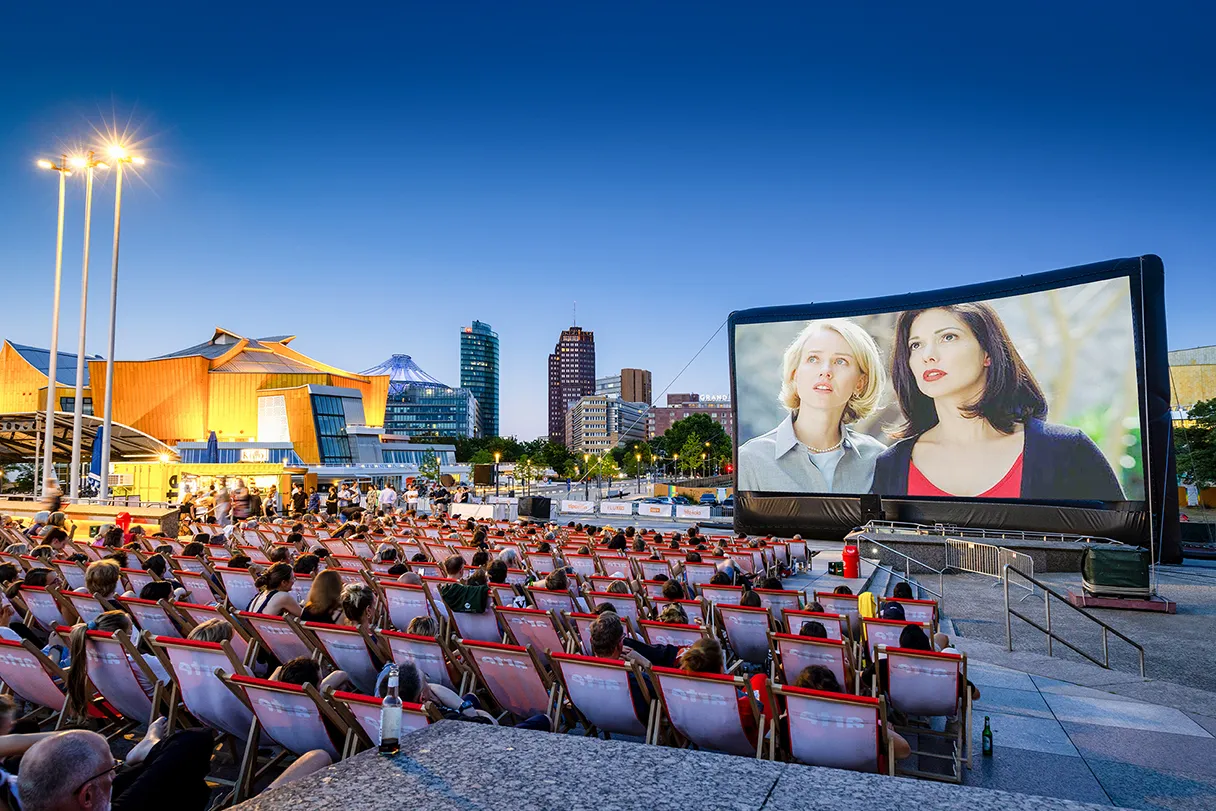 Kulturforum Potsdamer Platz, Freiluftkino, open air, Liegestühle, Kinofilm, Leinwand, abend, Potsdamer Platz im Hintergrund, neben der Philharmonie