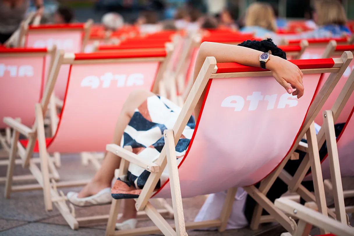 Kulturforum Potsdamer Platz, Freiluftkino, open air, Gäste liegen in Liegestühlen