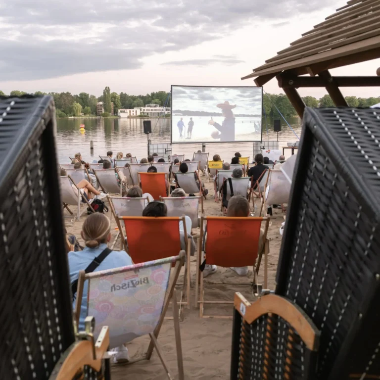 Strandbad Wendenschloss, Sommerkino, Open air Kino, Liegestühle, Leinwand, Strandkörbe, Langer See