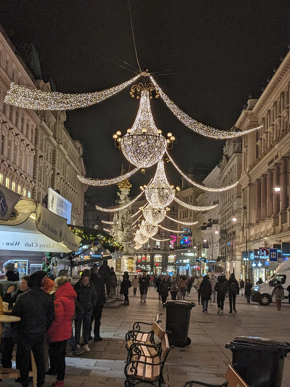 Wiener Graben, EInkaufsstraße, Weihnachtsbeleuchtung, leuchtende Kronleuchter