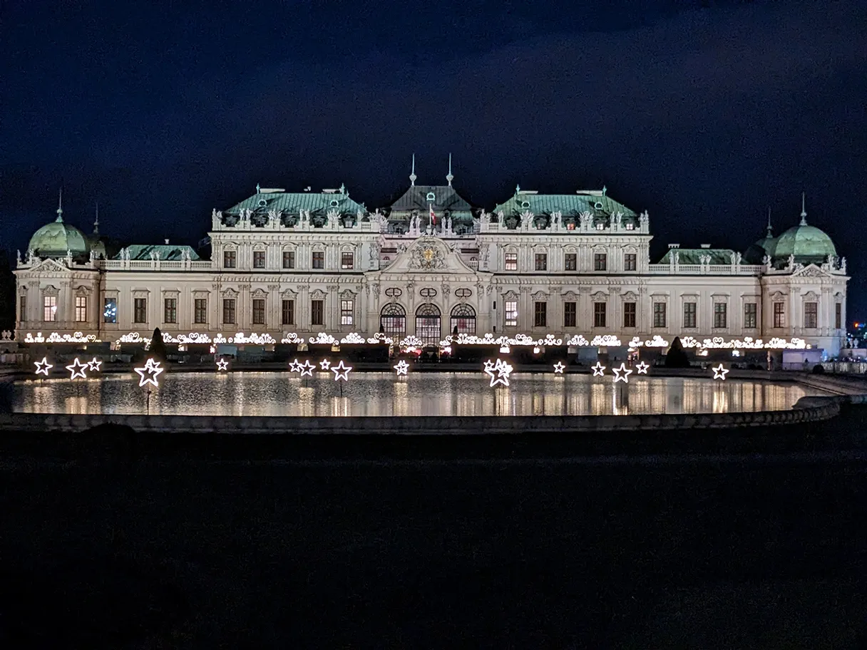 Belvedere, Wien, nachts, dunkel, im See leuchten kleine und große Sterne