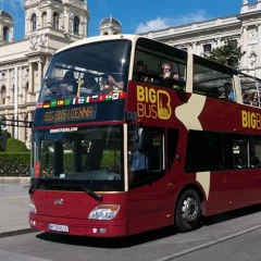 Big Bus Vienna in front of Kunsthistorisches Museum