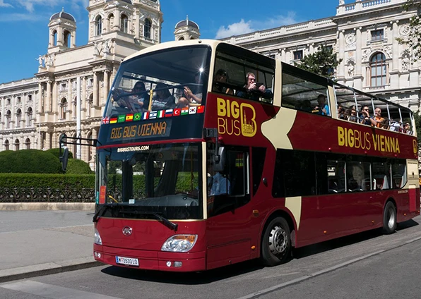 Big Bus steht vor dem Kunsthistorischen Museum Wien