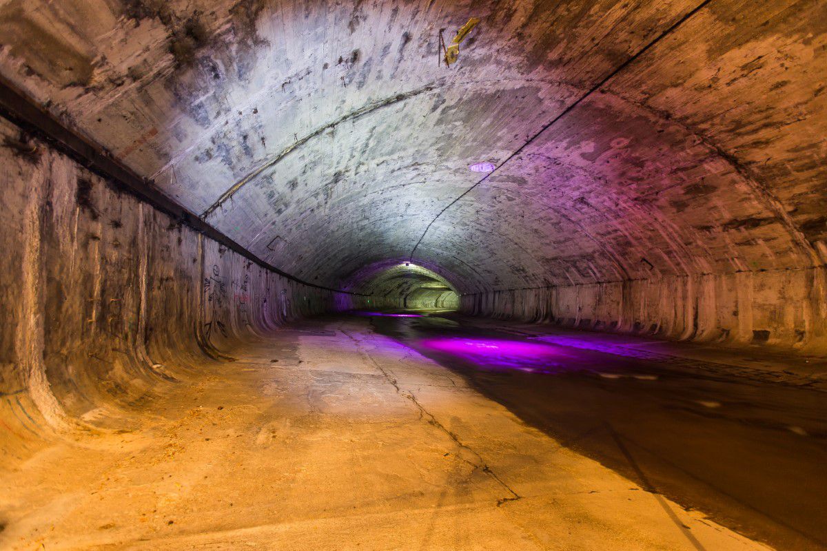 3. Mann Tour, Tunnel, Kanalisation, lila angeleuchtet