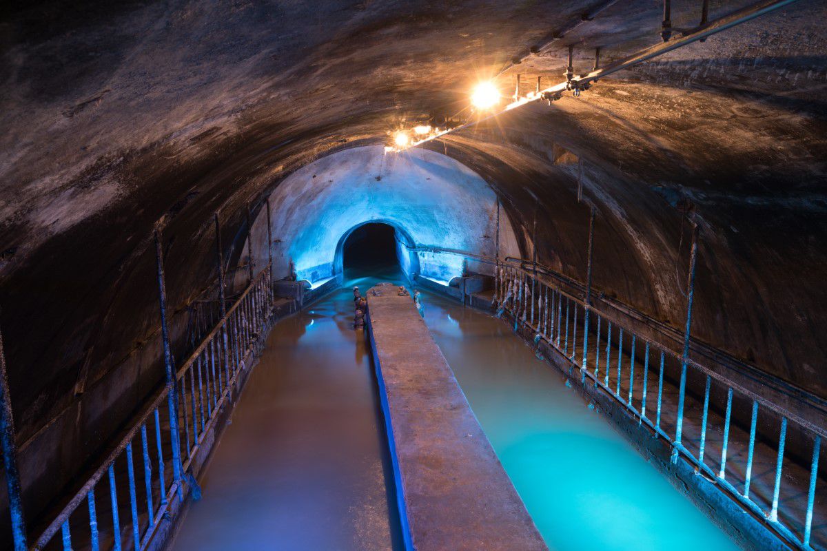 3. Mann Tour, Tunnel, Kannalisation, blau angeleuchtet