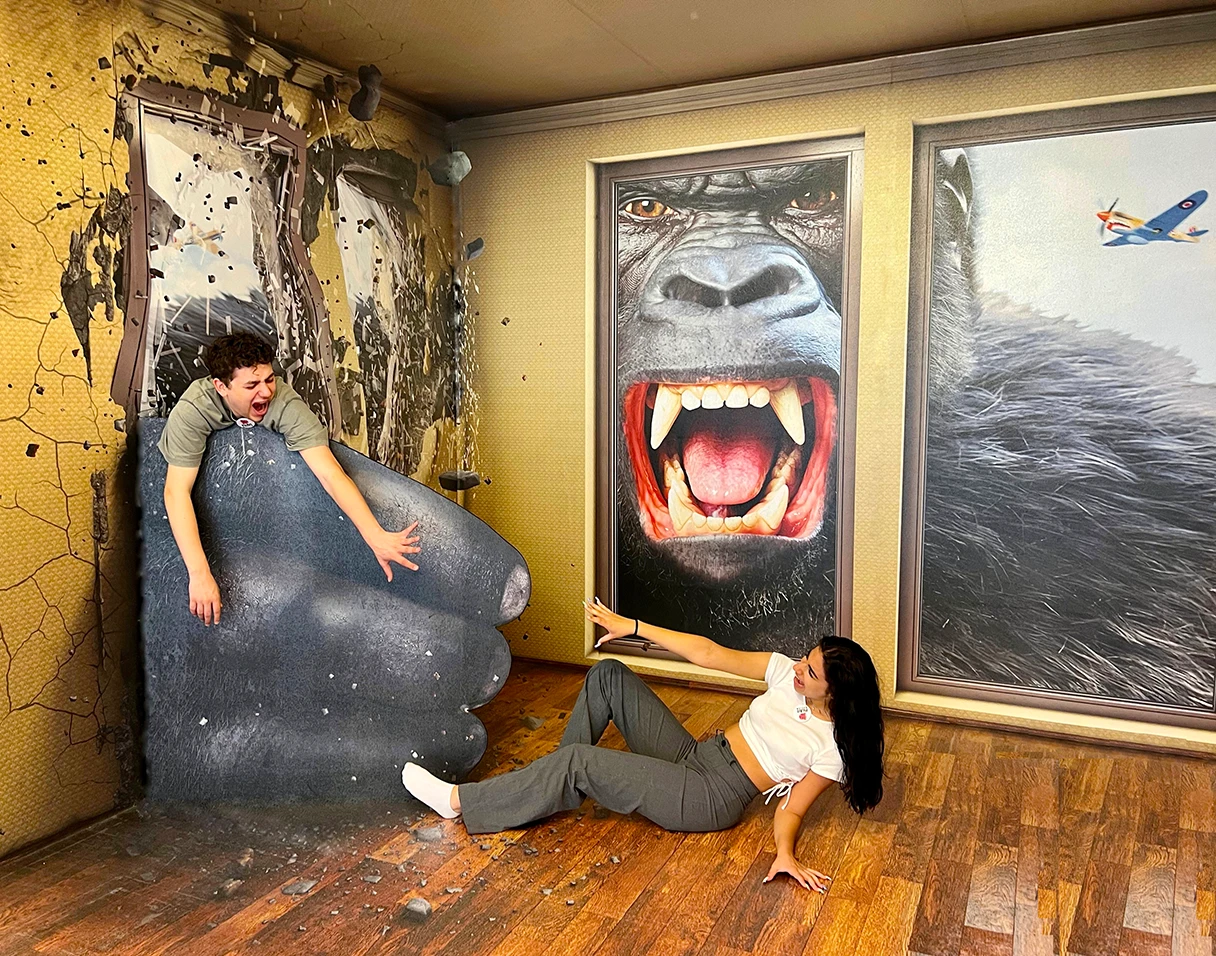 3D PicArt Museum, King Kong steht hinter dem Fenster, eine Frau liegt auf dem Boden, ein Mann versucht die Frau zu retten, optische Täuschung