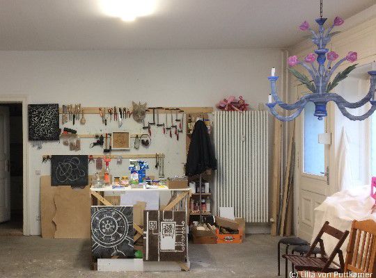 Studio Lilla von Puttkamer, chandelier hangs from the ceiling