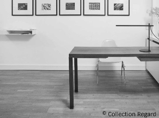 Salon Photographique, schwarz weißes Bild, Möbel stehen im Raum, Bilder hängen an der Wand