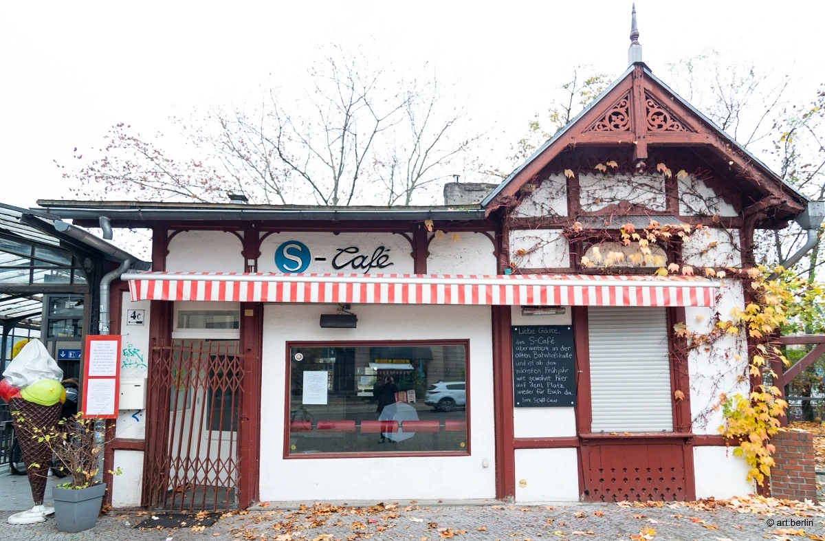 Friedenau, kleines Häuschen, in dem sich das S-Bahn Café befindet am S-Bahnhof Friedenau