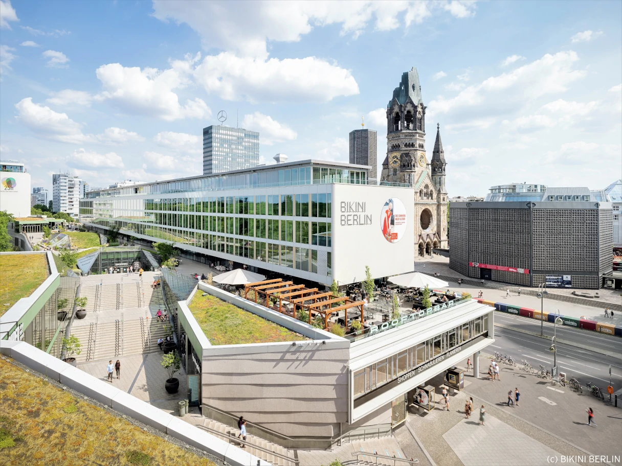 BIKINI BERLIN, Vogelperspektive, Außenansicht, sonniger Tag, einige Wolken, Dachterrasse vom Restaurant Spreegold, Friedrich Wilhelm Gedächtniskirche im Hintergrund