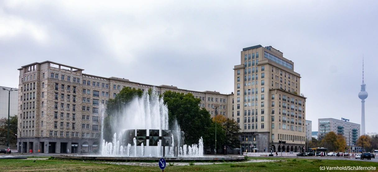 Karl-Marx-Allee, Berlin, Blick auf den Springbrunnen am Straußberger Platz, rechts am Bildrand ist der Fernsehturm zu sehen