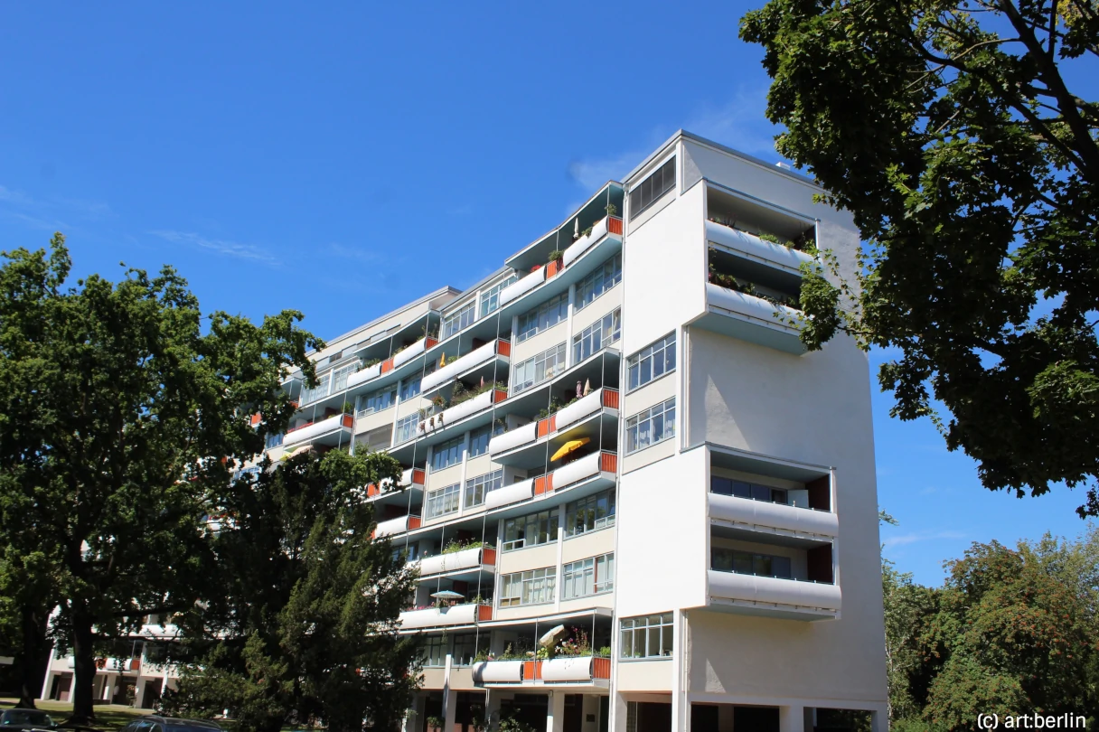 Hansaviertel, Berlin, Wohnkomplex, Mehrfamilienhaus, runde Blockform, sonniger Tag, blauer Himmel, grüne Bäume stehen drum herum