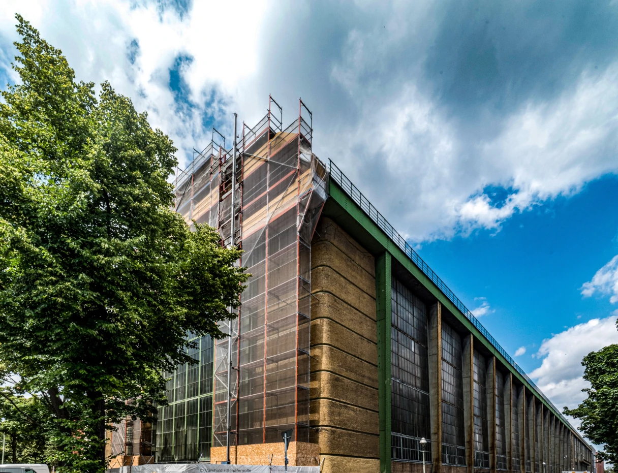 Bauhaus Bustour, Gebäude was eingezeunt ist, AEG Turbinenhallen in Berlin-Moabit