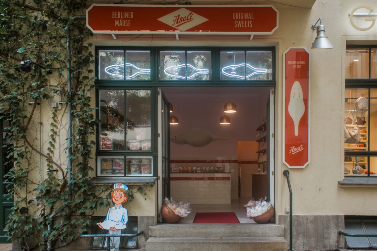 Aseli Manufaktur, Berlin, entrance area of the store in Hackesche Höfe