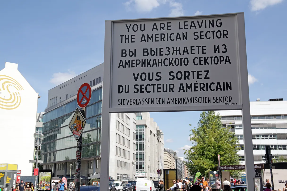 Original Berlin walks, Checkpoint Charlie, Schild auf dem auf englisch, russisch und französisch geschrieben steht, dass man den amerikanischen Sektor verlässt