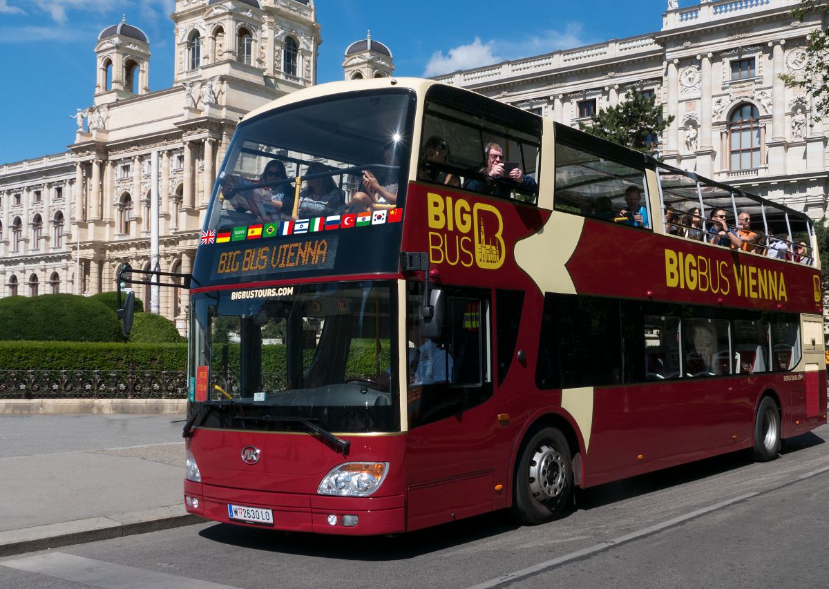 Big Bus Tours Vienna, bordeauxfarbener Sightseeingbus steht am Maria-Theresien-Platz