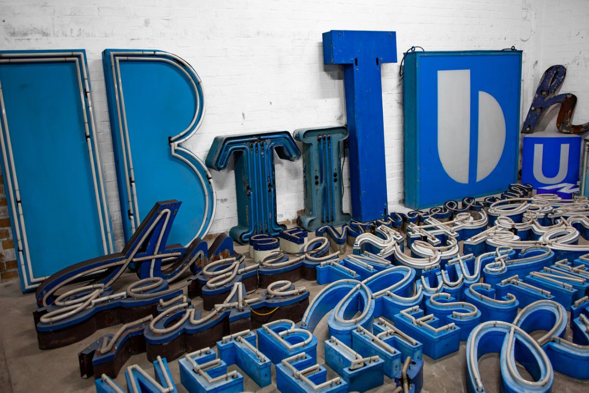 Buchstabenmuseum Berlin, blaue Buchstaben, blaue Neonröhren auf einem Haufen