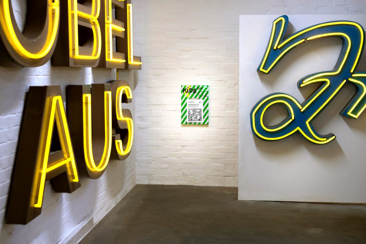 Buchstabenmuseum Berlin, Buchstaben aus Neonröhren hängen an der Wand