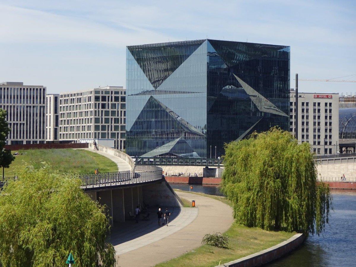 BWSG Berlin, Blick auf das Gebäude Cube am Hauptbahnhof, grüne Bäume, Spree