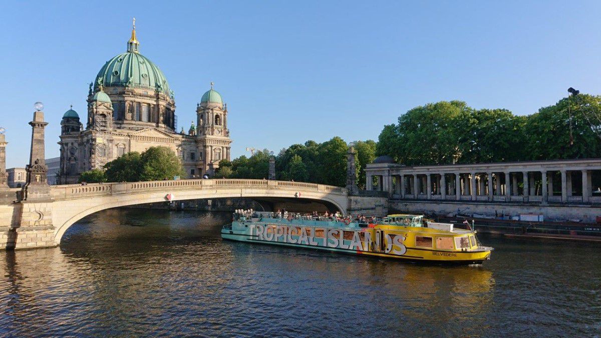 BWSG Berlin, Schiff fährt unter der Brücke an der Museumsinsel durch, Berliner Dom im Hintergrund