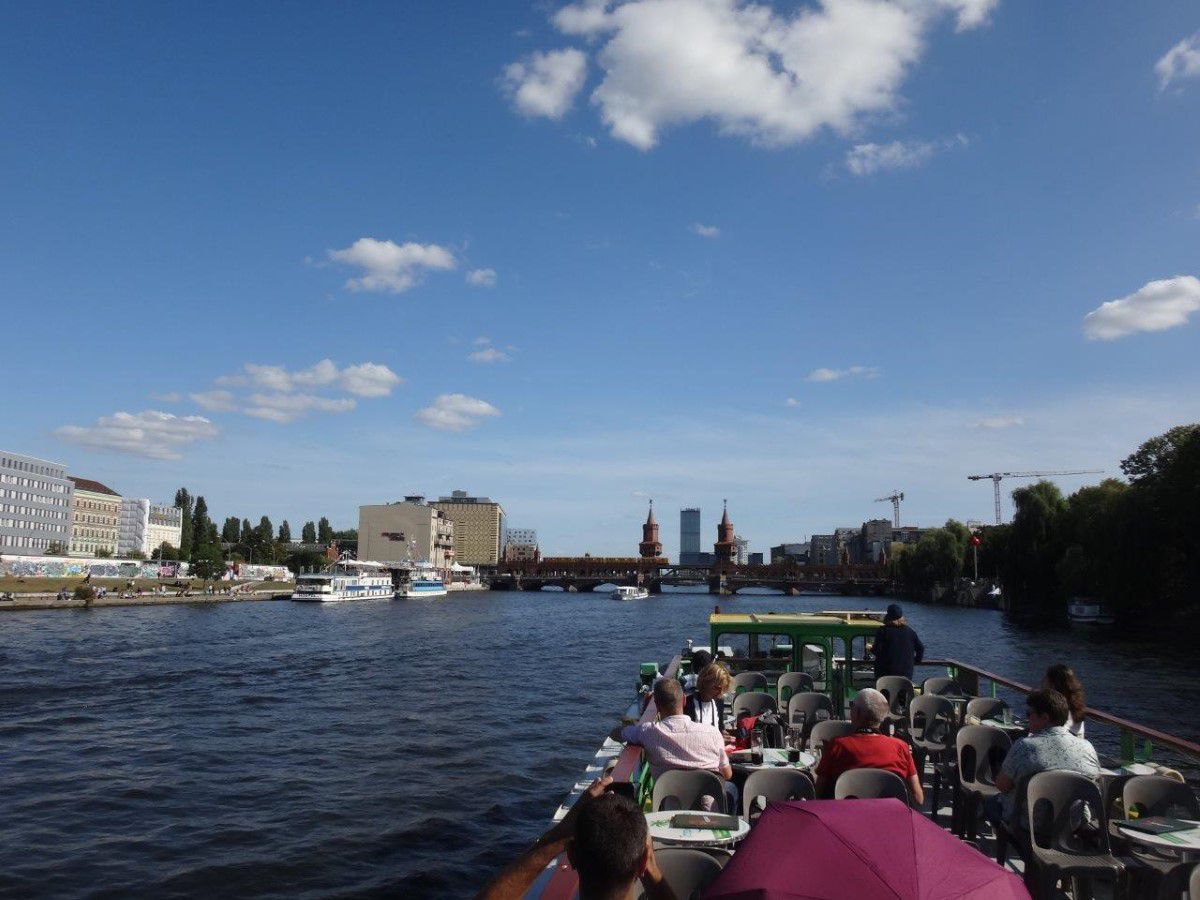 BWSG Berlin, Blick vom Schiff auf die Oberbaumbrücke, die in der Ferne zu sehen ist, Spree, sonniger Tag