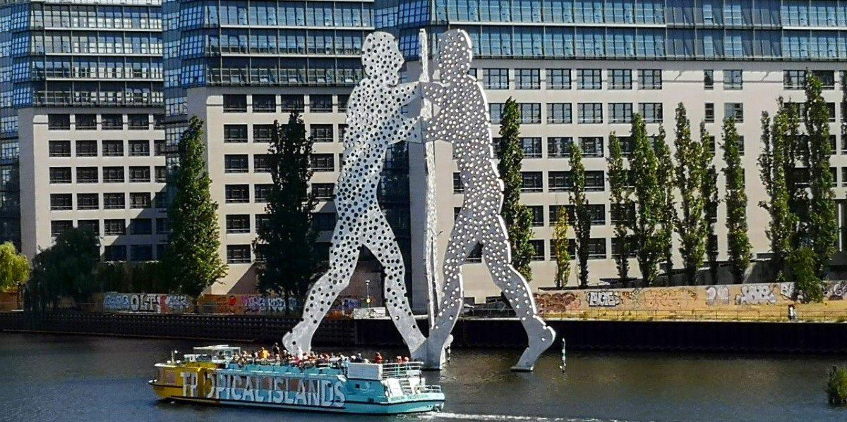 BWSG Berlin, BWSG boat in front of the Molecule Man statue on the Spree