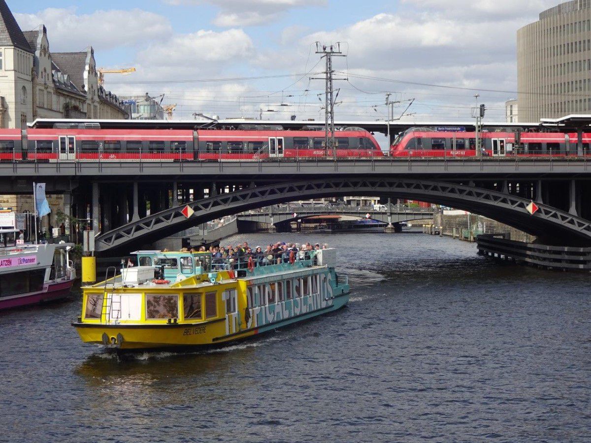 BWSG Berlin, boat passes under the bridge Friedrichstaße, on the bridge is a red train