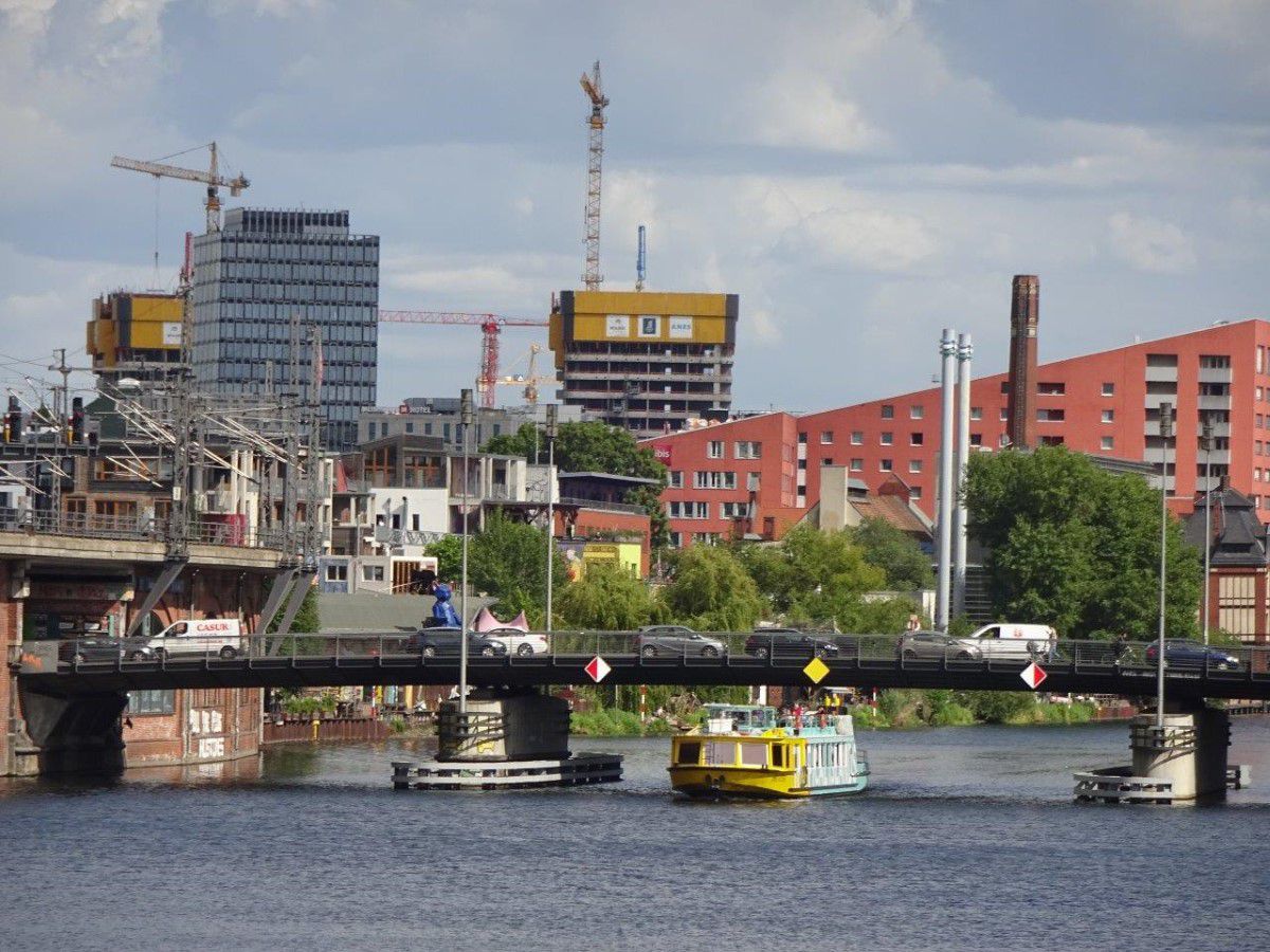 BWSG Berlin, boat passes under a bridge, in the background you can see the Jannowitzbrücke and other buildings