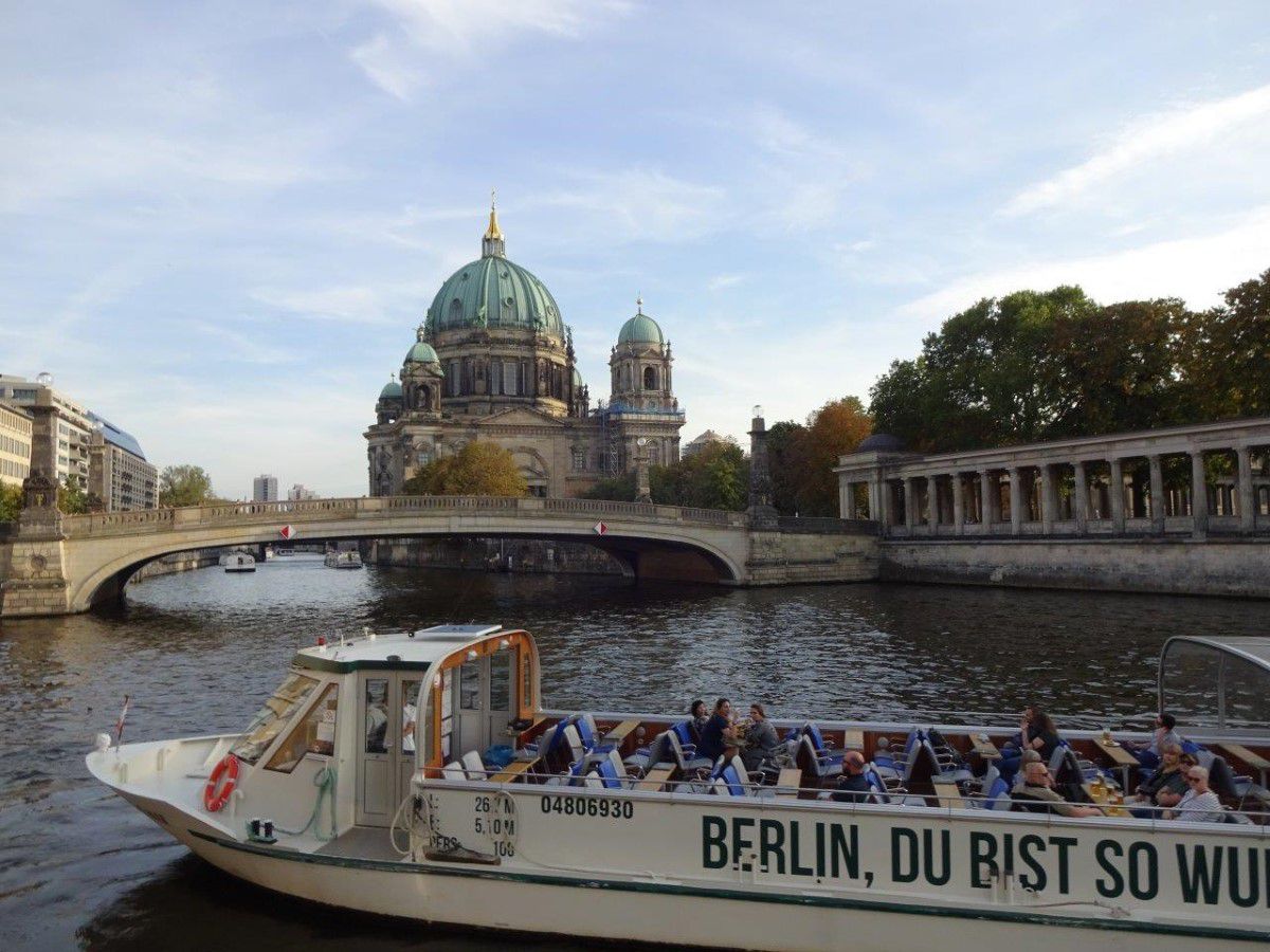 BWSG Berlin, Schiff mit Werbung von Berliner Kindle drauf, Berlin du bist so wunderbar, Museumsinsel im Hintergrund, Berliner Dom