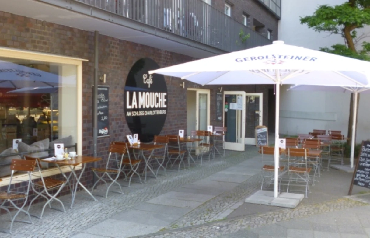 Café La Mouche, Außenbereich, großer Sonnenschirm, Gehweg