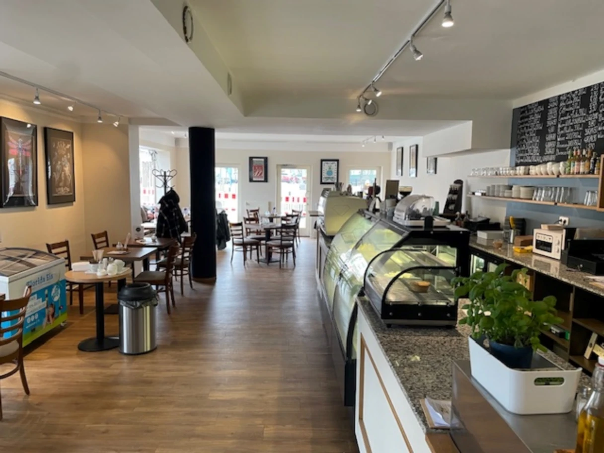 Café La Mouche, Blick in das Café, Vitrine und Tresen auf der rechten Seite