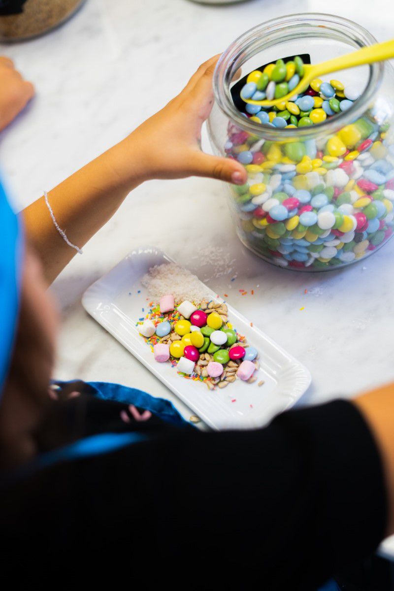 Chocolate Museum Vienna, bunte Schokolinsen im Glas und auf einer Platte während des Schokoladen Workshops