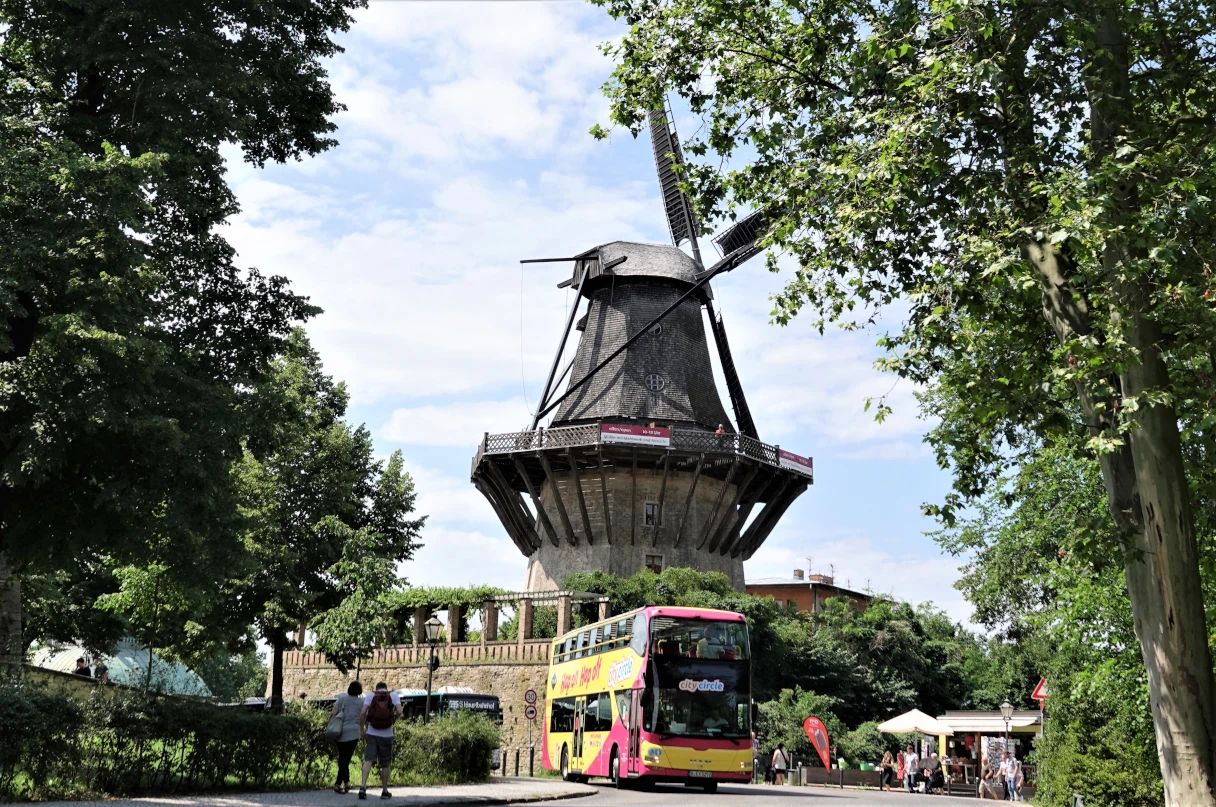 City Circle Sightseeing, Historische Mühle von Sanssouci, Stadtrundfahrts Bus steht vor der Windmühle