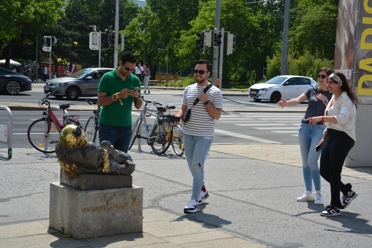 CityRiddler, Vienna, four people stand around a sculpture and try to solve a puzzle