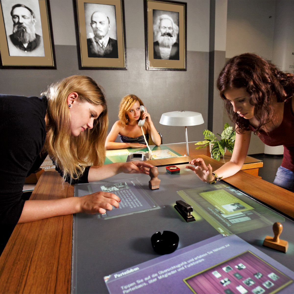 DDR Museum, Besucher interagieren an einem Multitouch Tisch mit den Museums Exponaten